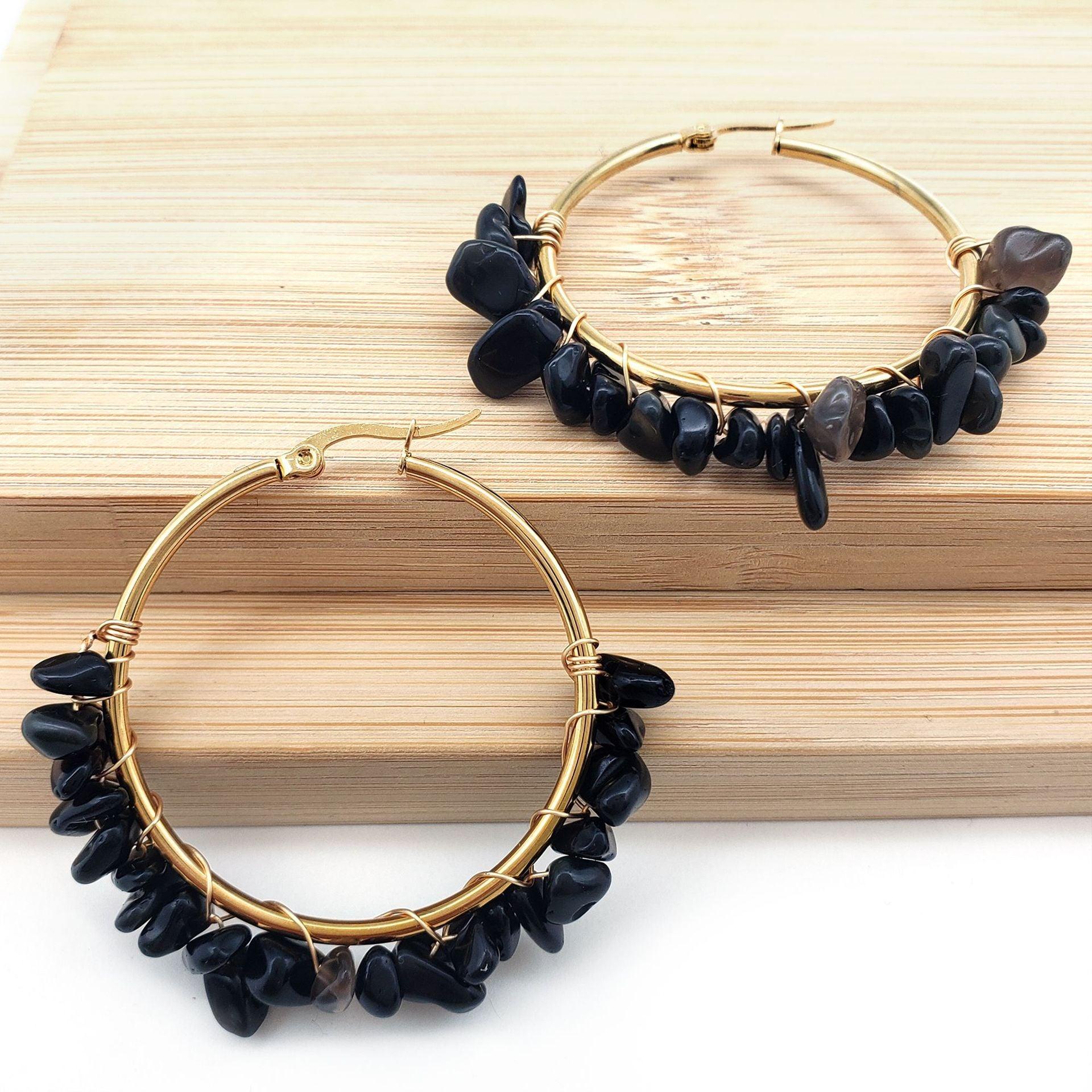 Black stones paired with golden earrings exude a sense of mystery and strength. Black stones are thought to have protective qualities, absorbing negative energies, making them suitable for those seeking enhanced self-protection.