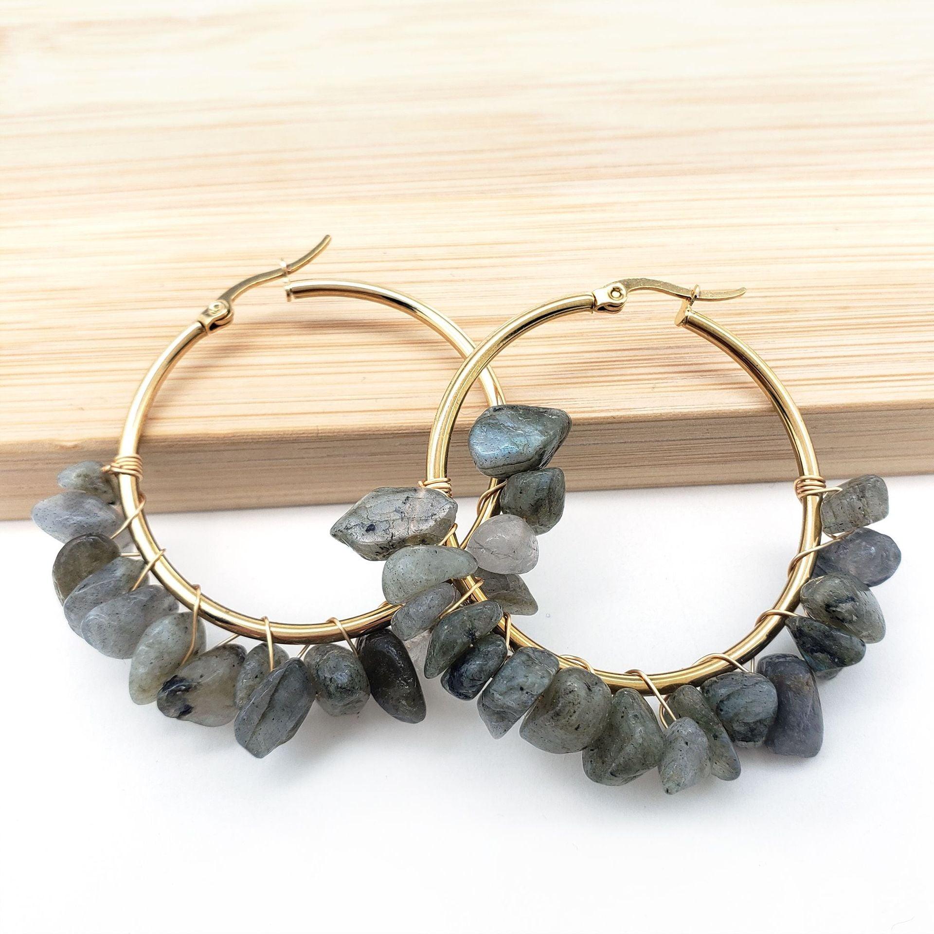 Gold earrings with gray natural stones create a subdued yet profound look. Gray often symbolizes composure and maturity, suitable for those who seek a steady, understated style.