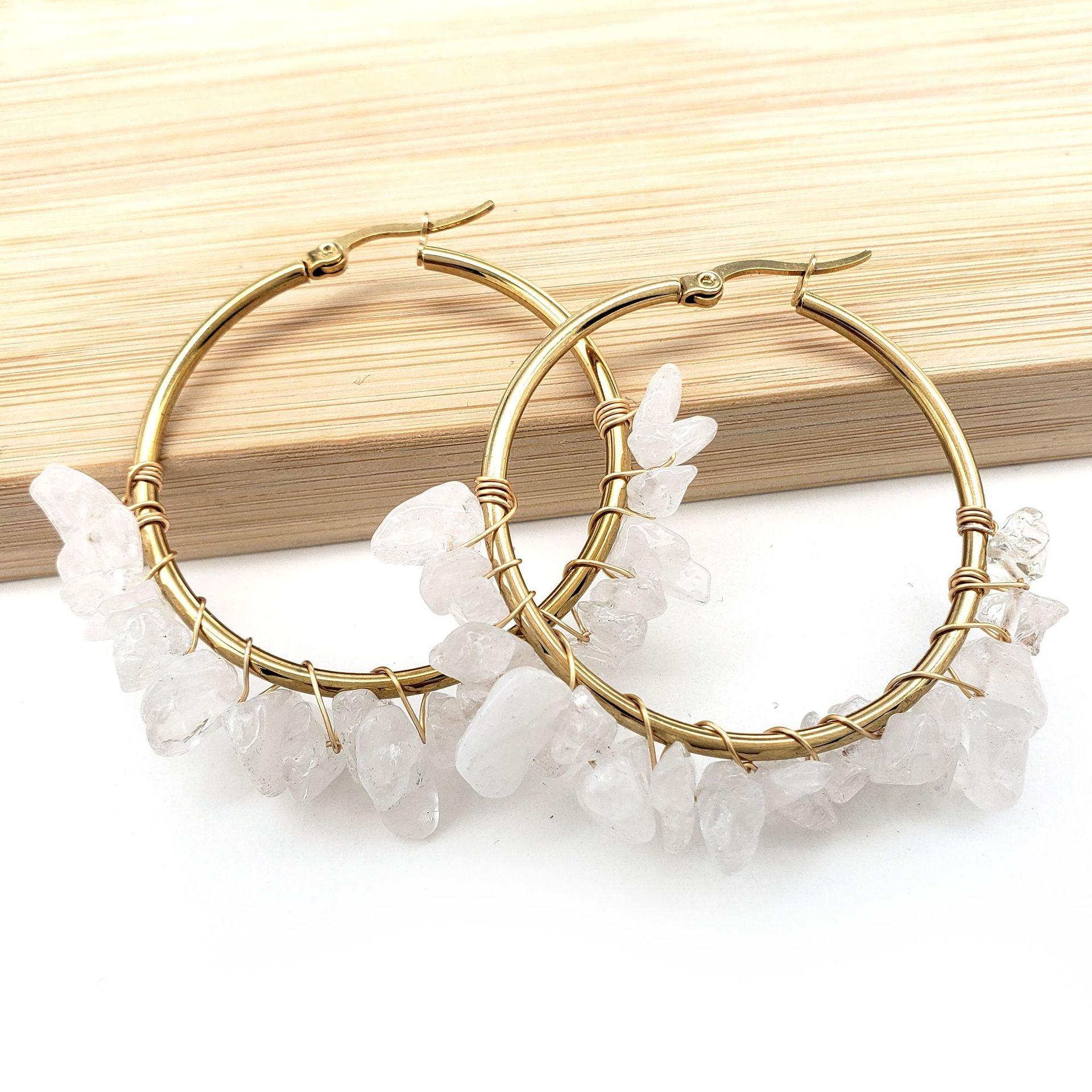 The white stone earrings in this design emit a refreshing natural vibe, symbolizing vitality and hope, ideal for wearers with a love for the outdoors and a distinctive style.
