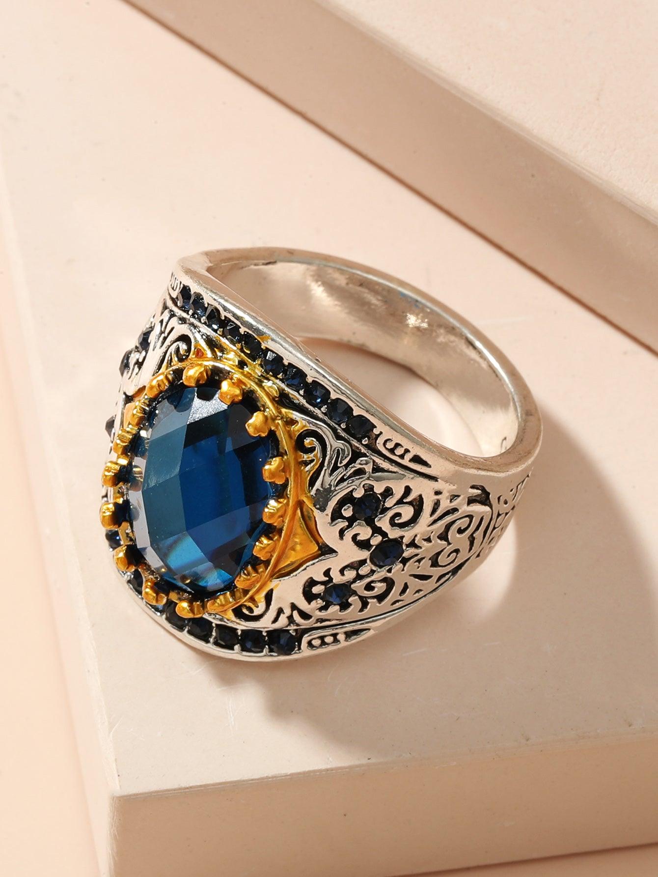 Versatile design of the vintage sapphire ring, suitable for both formal occasions and everyday elegance.